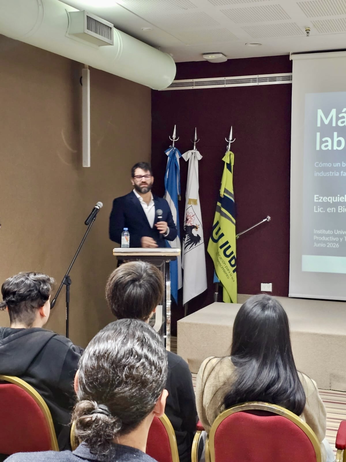 Más allá del laboratorio: Cómo un biotecnólogo puede desarrollarse en la industria farmacéutica